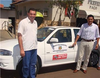 Vereador Português e o Prefeito Luizão, com o novo veículo que atenderá a Assitência Social.