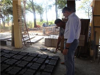 Conhecendo os produtos fabricados com o material já reciclado.