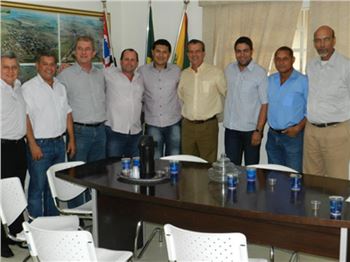 Deputado Dilador Borges ao centro, de amarelo.